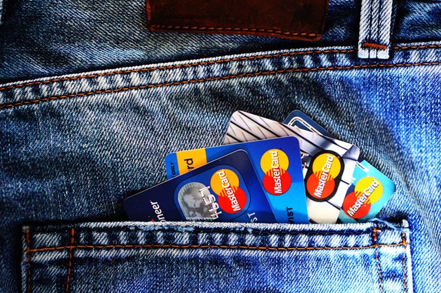 běžné debetní nebo kreditní karty v kapse